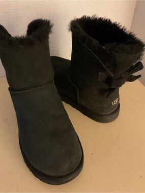 UGG women Black suede Bailey bow short classic boots US 9